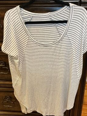 Striped Scoop Neck Women's Top - Gray & White